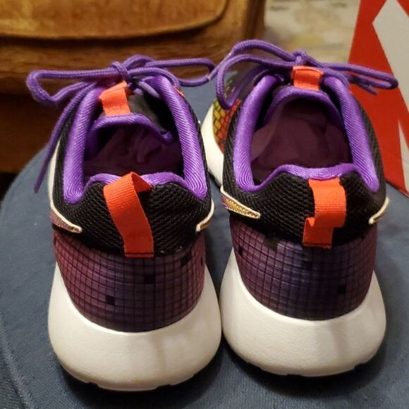 Nike Roshe One Print GS 677784-003 Black White Multi color Hyper Violet Volt Red - Picture 5 of 8